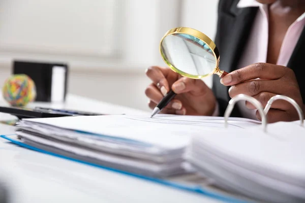 Photo Businessperson Examining Bill Magnifying Glass — Stock Photo, Image