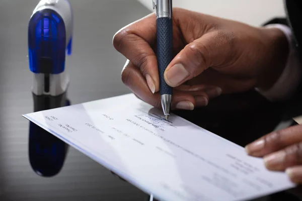 Foto Van Hand Van Ondernemer Ondertekening Van Cheque Met Pen — Stockfoto