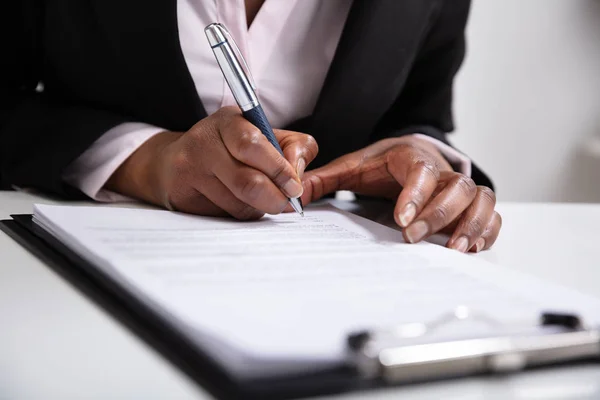 Close Businesswoman Hand Signing Papers Desk — Stock Photo, Image