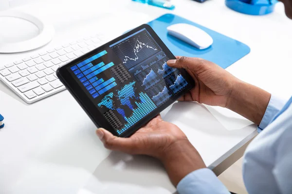 Businessperson Hand Pointing Tablet Screen Menampilkan Grafik Atas Meja — Stok Foto