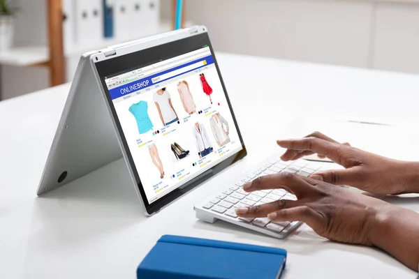 Close Van Een Bedrijf Hand Doen Online Winkelen Digitale Laptop — Stockfoto