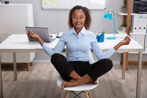 Rilassato Giovane Imprenditrice Meditando Posizione Lotus Sulla Scrivania — Foto Stock