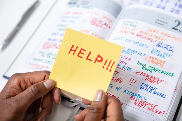 Primer Plano Mano Persona Que Sostiene Nota Adhesiva Con Texto —  Fotos de Stock