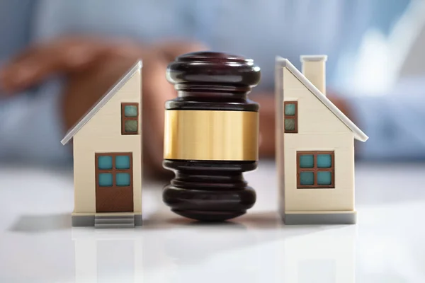 Close Juiz Impressionante Gavel Entre Casa Dividida Sobre Mesa Reflexiva — Fotografia de Stock