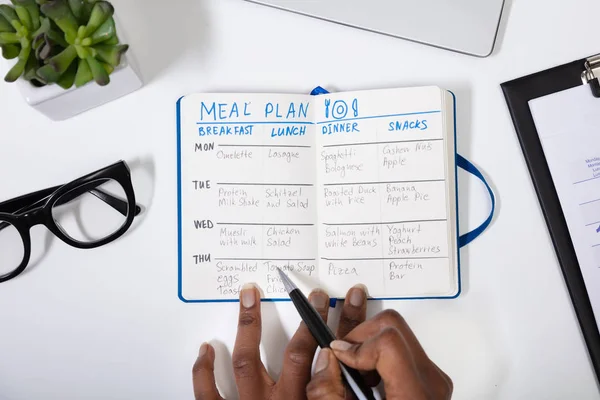 Wysoki Kąt Widzenia Osoby Ręki Napełniania Posiłek Plan Notebooku — Zdjęcie stockowe