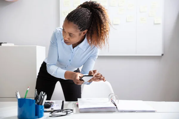 Primer Plano Mano Una Joven Empresaria Tomando Una Foto Documento —  Fotos de Stock