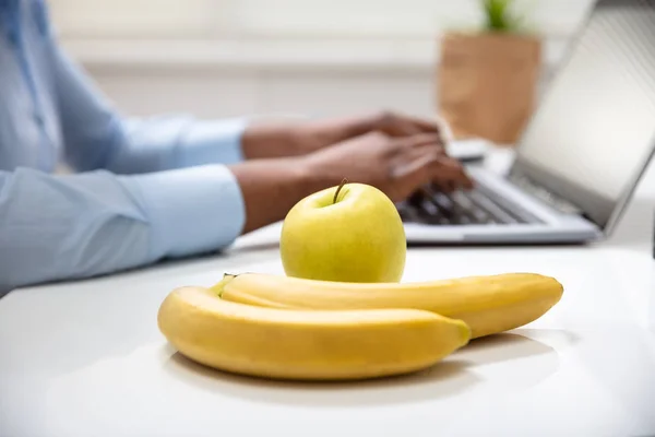 Крупный План Бананов Зеленого Яблока Рабочем Столе — стоковое фото