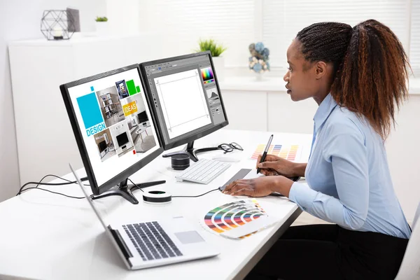 Young Female Designer Editing Photos Computer Office — Stock Photo, Image