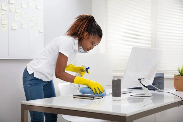 Jonge Vrouwelijke Conciërge Schoonmaak Bureau Met Servet Kantoor — Stockfoto