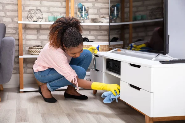 Glimlachend Jonge Vrouw Schoonmaken Meubilair Met Servet — Stockfoto