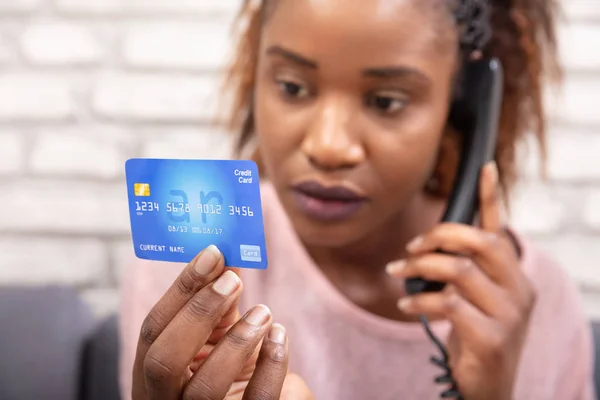 Närbild Afrikansk Kvinna Med Kreditkort Med Fast Telefon — Stockfoto