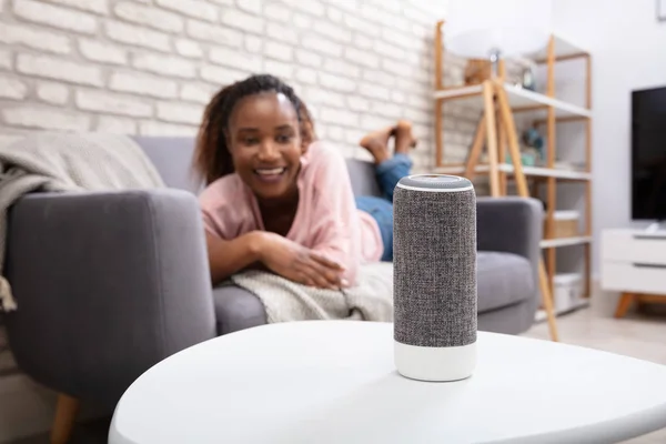 Mujer Usando Altavoz Asistente Voz Mesa — Foto de Stock