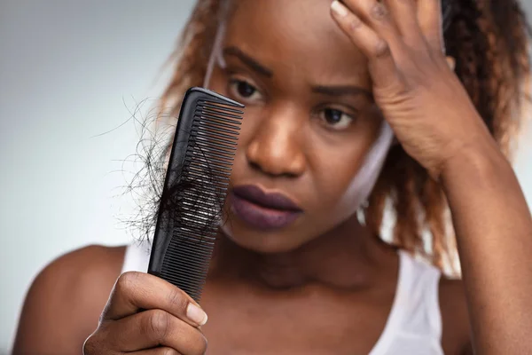 Närbild Afrikansk Chockad Kvinna Som Lider Håravfall Problem — Stockfoto