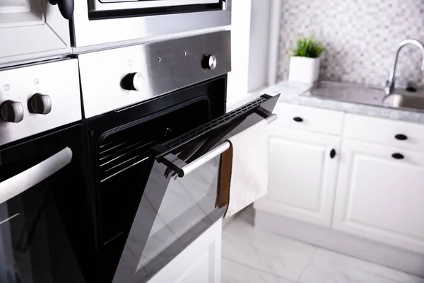 ナプキンが掛かっている新しい電気オーブンをオープン — ストック写真