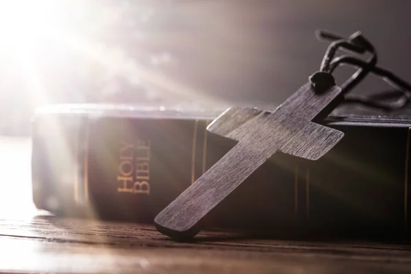 Ξύλινο Χριστιανικό Σταυρό Στην Αγία Γραφή Πάνω Από Ξύλινο Τραπέζι — Φωτογραφία Αρχείου