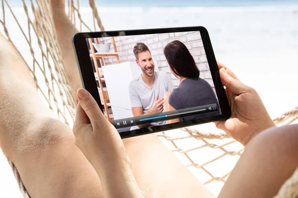 Uzavření Ženy Ležící Houpací Síti Sledování Videa Pláži Digitální Tablet — Stock fotografie