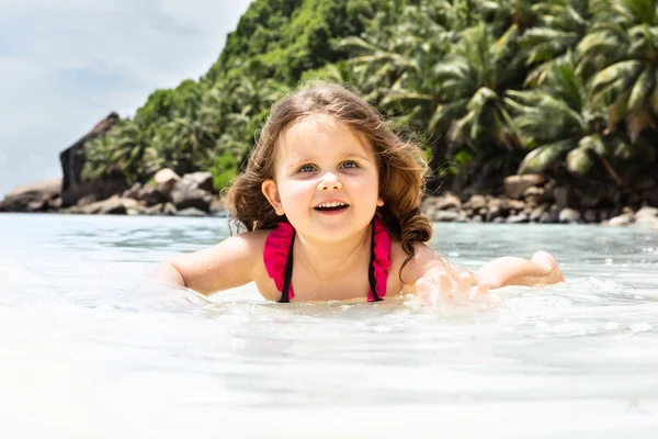 Retrato Uma Menina Bonito Sorrindo Jogando Água Mar Praia — Fotografia de Stock