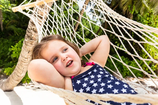Sahilde Hamak Üzerinde Rahatlatıcı Sevimli Küçük Kız Close — Stok fotoğraf