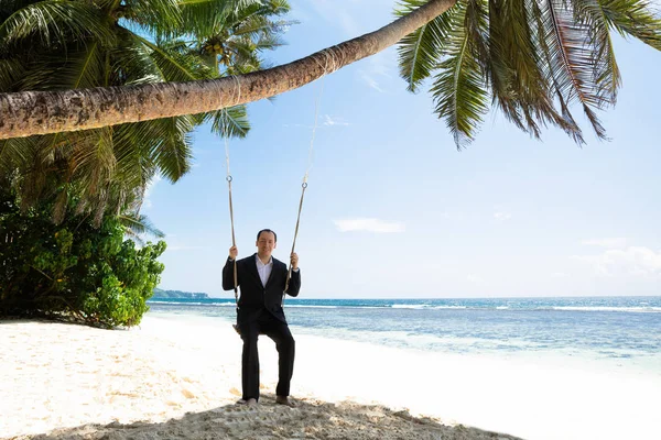 Retrato Jovem Sorridente Roupa Formal Balançando Praia Perto Costa — Fotografia de Stock