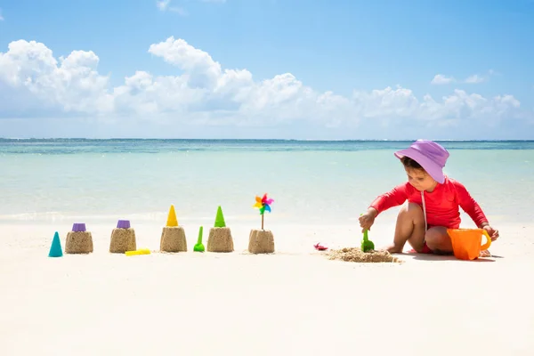 Porträtt Liten Flicka Som Leker Med Sand Nära Kusten Idylliska — Stockfoto