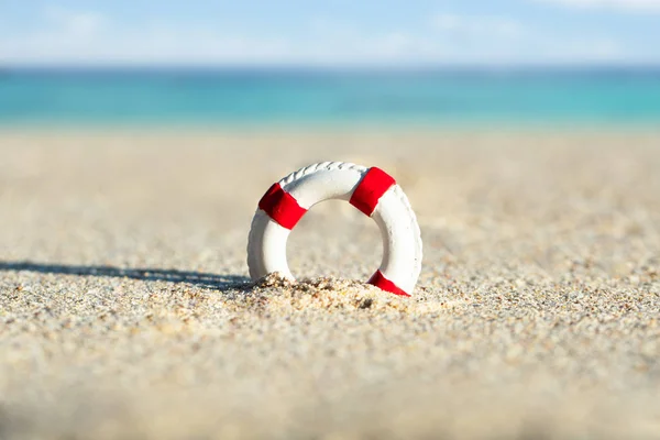 Close Miniatura Lifebuoy Cavar Areia Praia — Fotografia de Stock