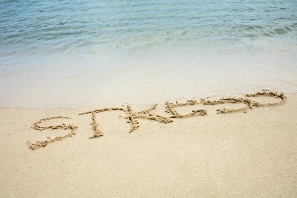 Надводный Вид Стрессового Слова Написанного Песке Омытого Морскими Волнами Пляже — стоковое фото