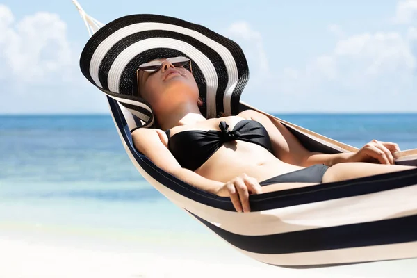 Young Woman Lying Hammock Wearing Hat Sunglasses Sea Beach — ストック写真