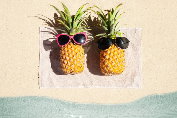 Overhead Utsikt Över Två Ananas Ligger Handduken Stranden — Stockfoto