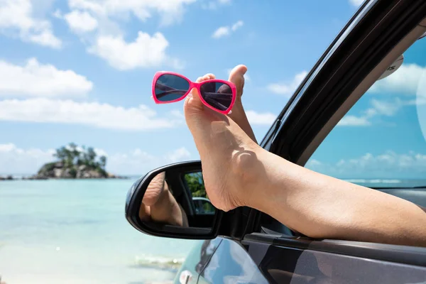 Primer Plano Gafas Sol Sobre Los Pies Mujer Por Ventana —  Fotos de Stock