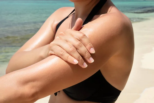 Закриття Жінки Застосування Сонцезахисного Крему Lotion Her Arm Beach — стокове фото