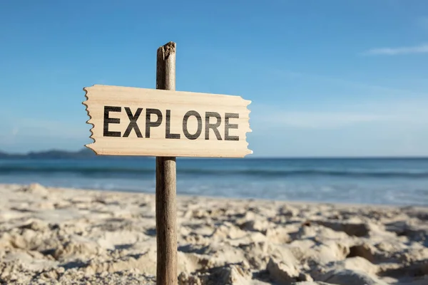 Explorez Pôle Sur Plage Sable Contre Ciel Bleu — Photo