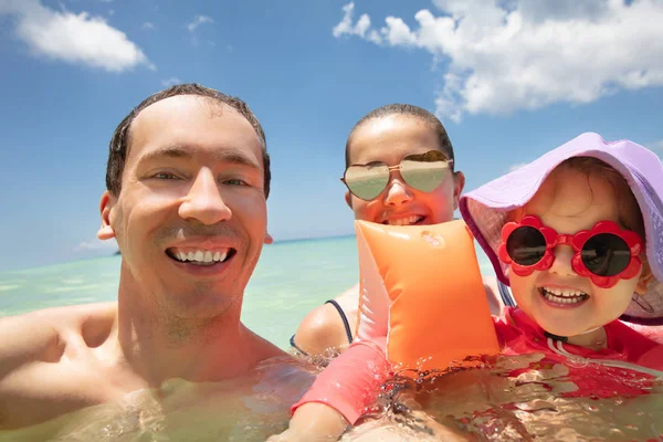 Nahaufnahme Einer Lächelnden Jungen Familie Mit Ihrer Tochter Beim Schwimmen — Stockfoto