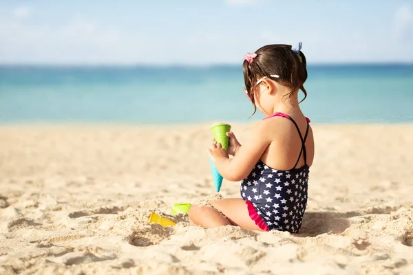 Islak Küçük Kız Plajda Kumların Önünde Plastik Oyuncaklarla Oynuyor — Stok fotoğraf