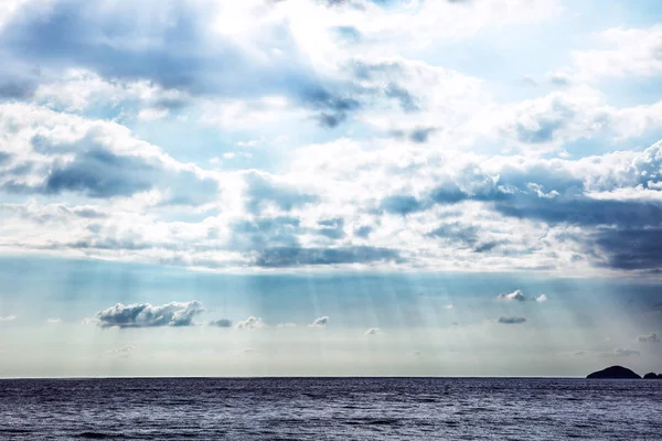 Vista Panorâmica Luz Solar Fluindo Céu Sobre Paisagem Marinha — Fotografia de Stock