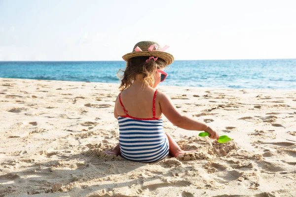 Bakifrån Småbarn Flicka Klädd Hatt Leker Sand Med Leksaker Stranden — Stockfoto