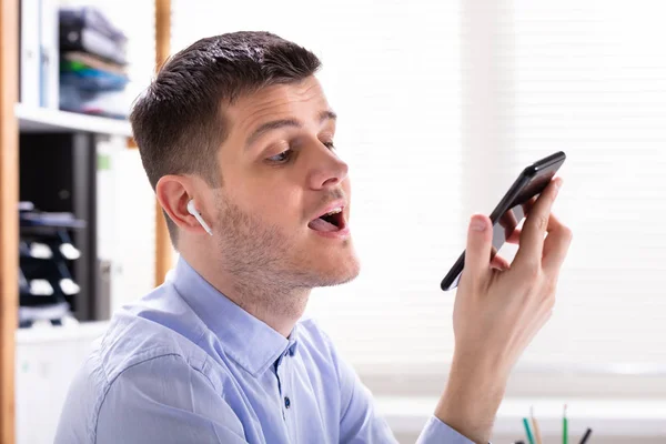 Geschäftsmann Trägt Kopfhörer Und Telefoniert Mit Handy — Stockfoto