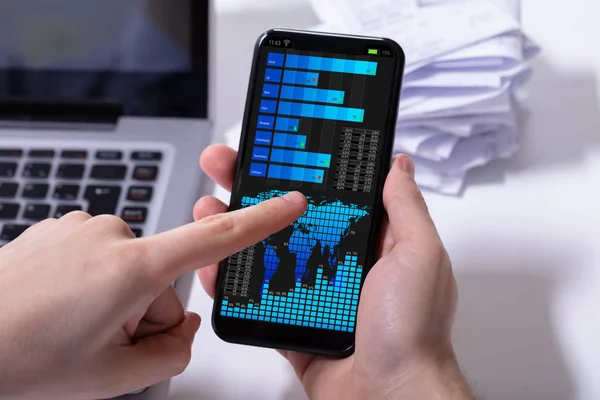 Nahaufnahme Eines Börsenmaklers Mittels Mobiltelefon Mit Grafik Auf Dem Bildschirm — Stockfoto