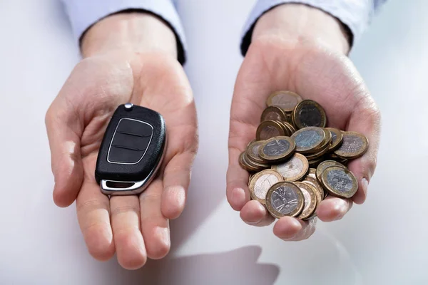 Uma Vista Elevada Mão Homem Que Prende Chave Preta Carro — Fotografia de Stock