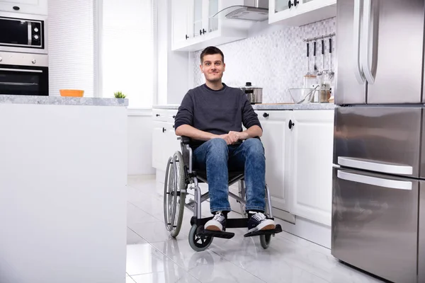 Улыбающийся Молодой Инвалид Сидит Инвалидной Коляске Кухне — стоковое фото