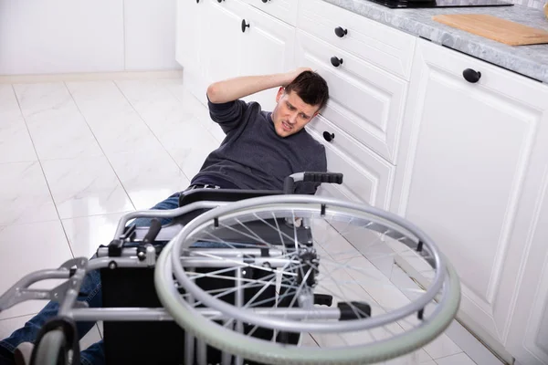 Homme Handicapé Tombé Son Fauteuil Roulant Sur Sol Dans Cuisine — Photo