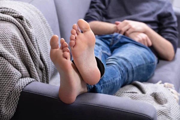 Gros Plan Homme Relaxant Sur Canapé Avec Ses Jambes Croisées — Photo