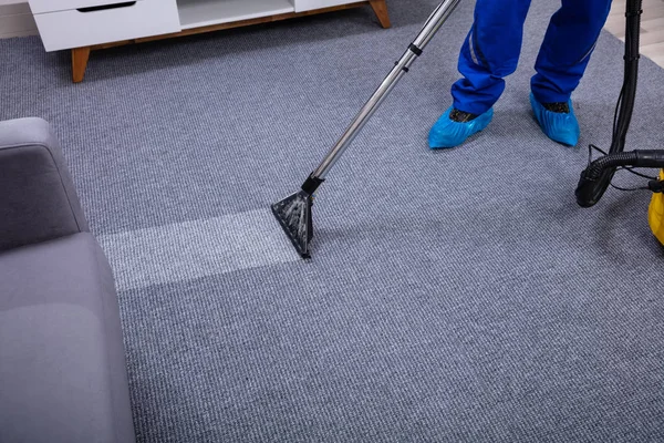 Seção Baixa Homem Zelador Tapete Limpeza Com Limpeza Vácuo Sala — Fotografia de Stock