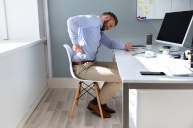 Bilgisayar Masasında Sırt Ağrısı Çeken İşadamı