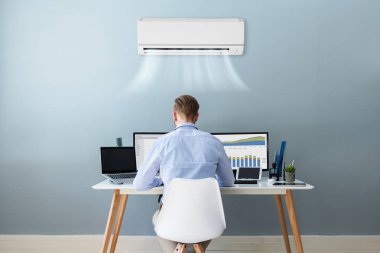 Genç İşadamı Klimalı Ofiste Çalışıyor