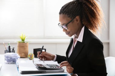 Ofiste Bir İş Kadınının Elinin Fatura Hesaplamasının Yakın Çekimi