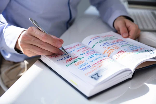 Close Van Handen Van Persoon Met Lijst Van Werkzaamheden Het — Stockfoto