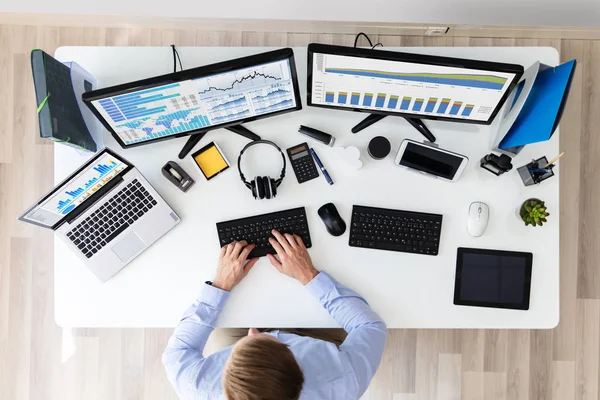 Close Businessman Hand Analyzing Graph Laptop — Stok Foto