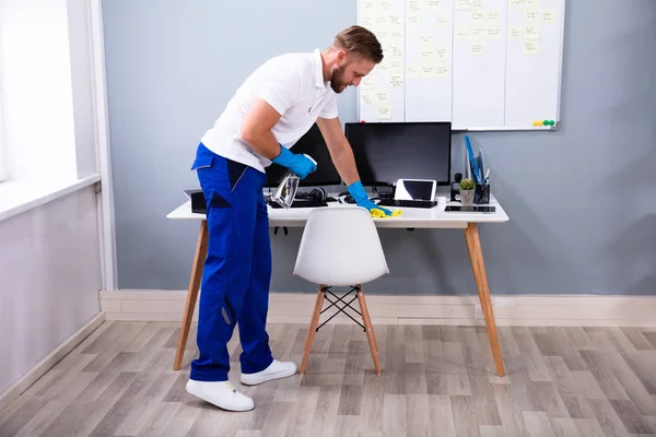 Janitor Limpeza Secretária Branca Escritório Moderno — Fotografia de Stock