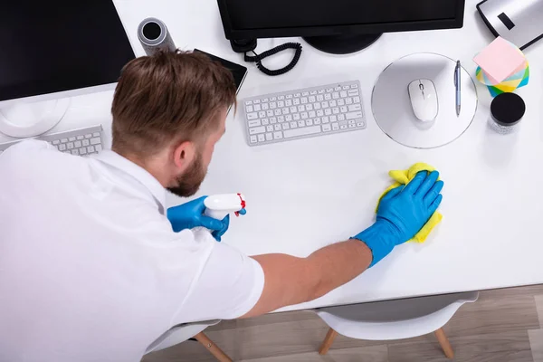 Hausmeister Putzt Weißen Schreibtisch Modernem Büro — Stockfoto