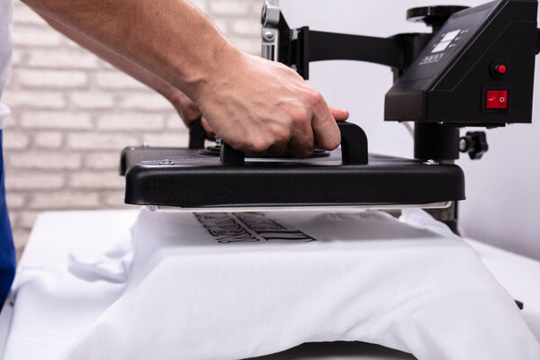 Мужская печать на футболке в мастерской